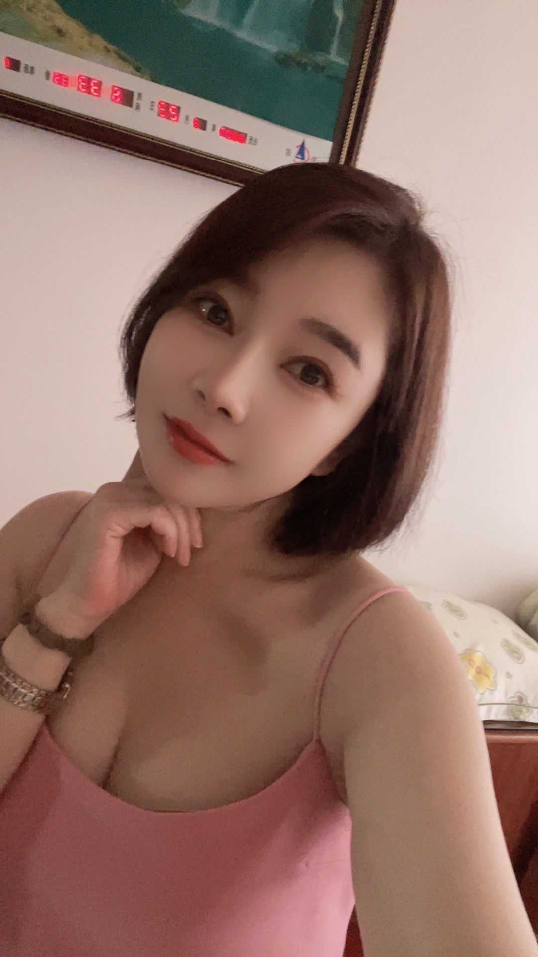 美乳短发御姐露露