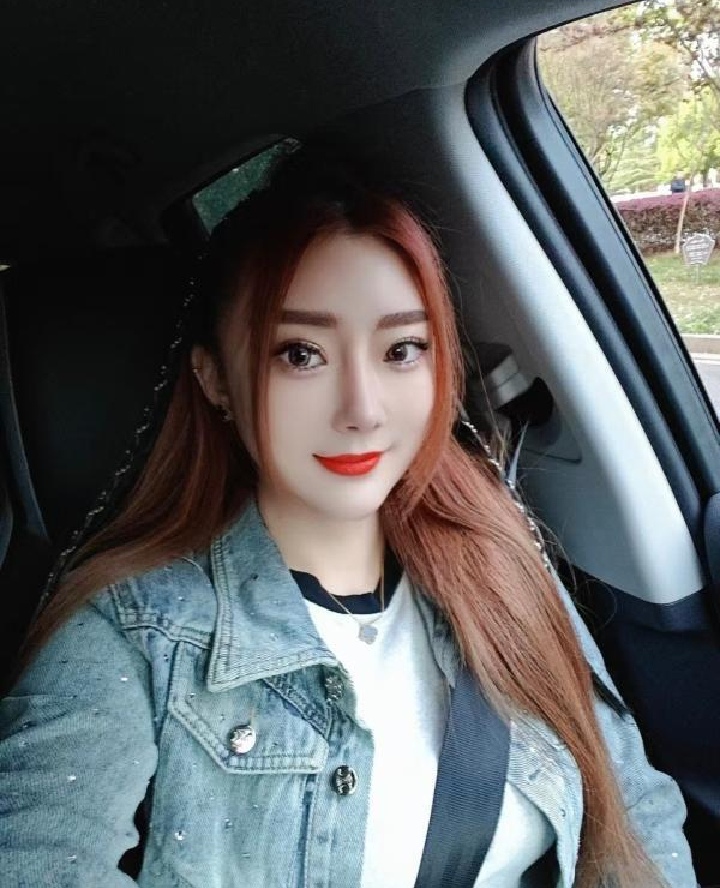 .高挑热辣的小姐姐