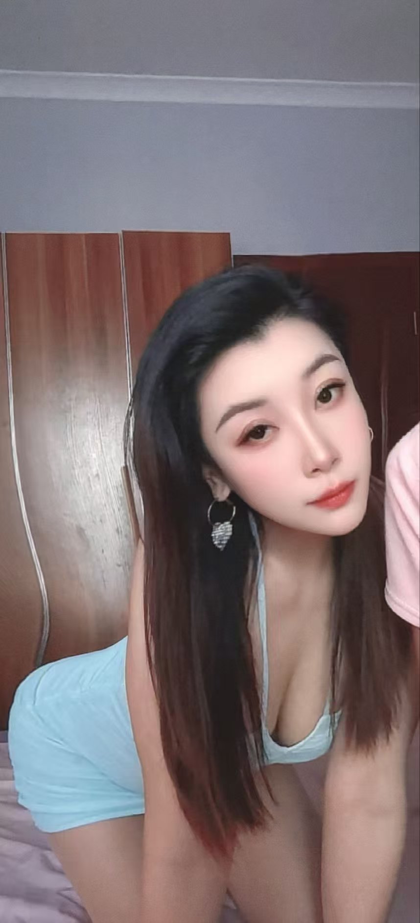 丰满白嫩小姐姐豆豆