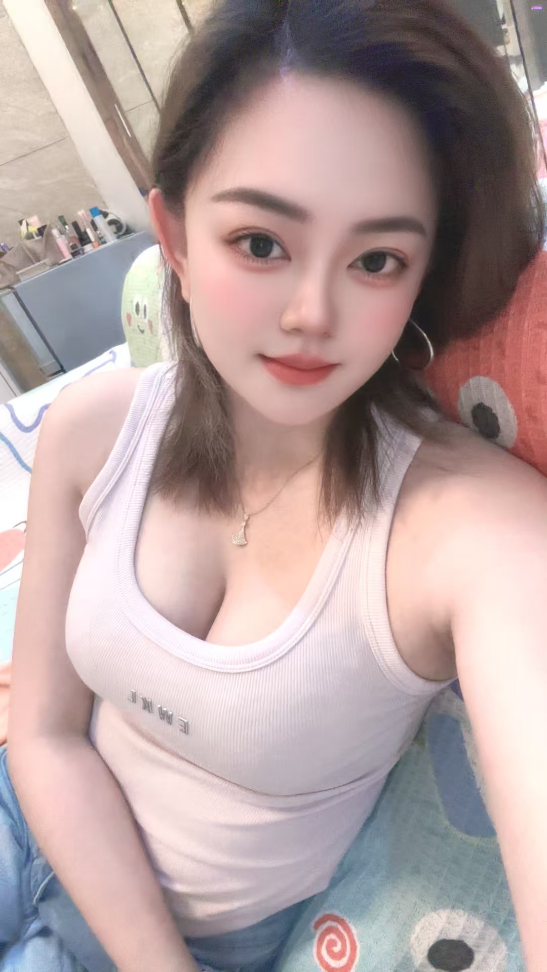 白嫩肉弹辣妹予曦