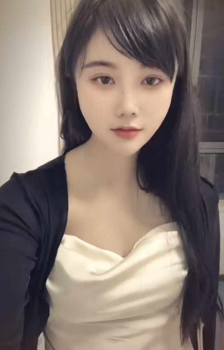 白嫩小御姐依依