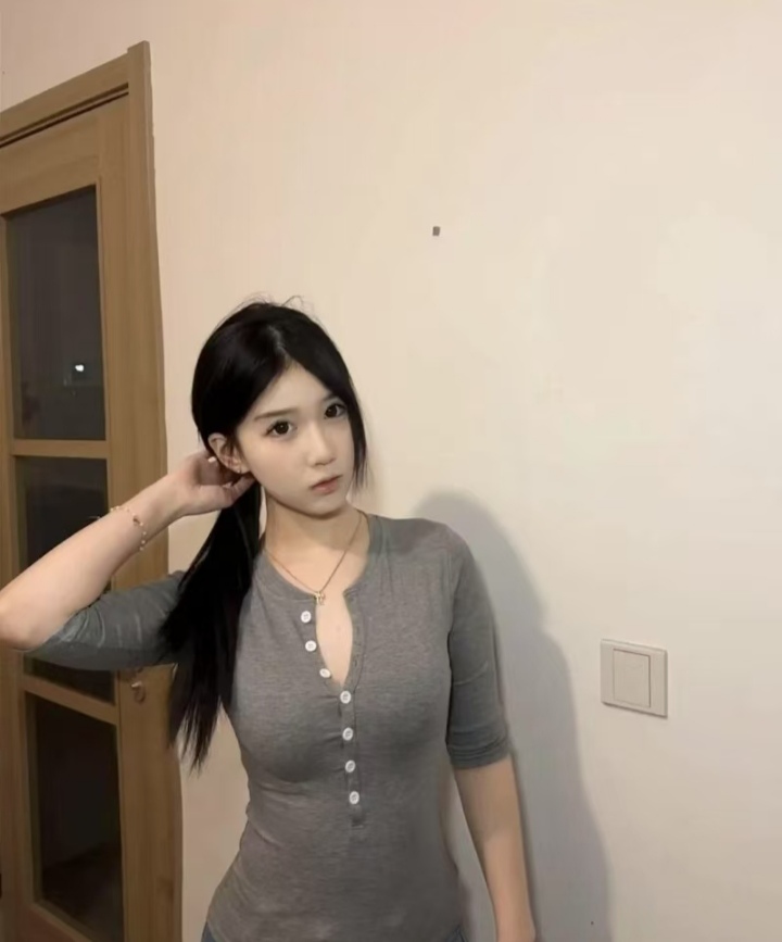 丰乳肥臀美妞小童