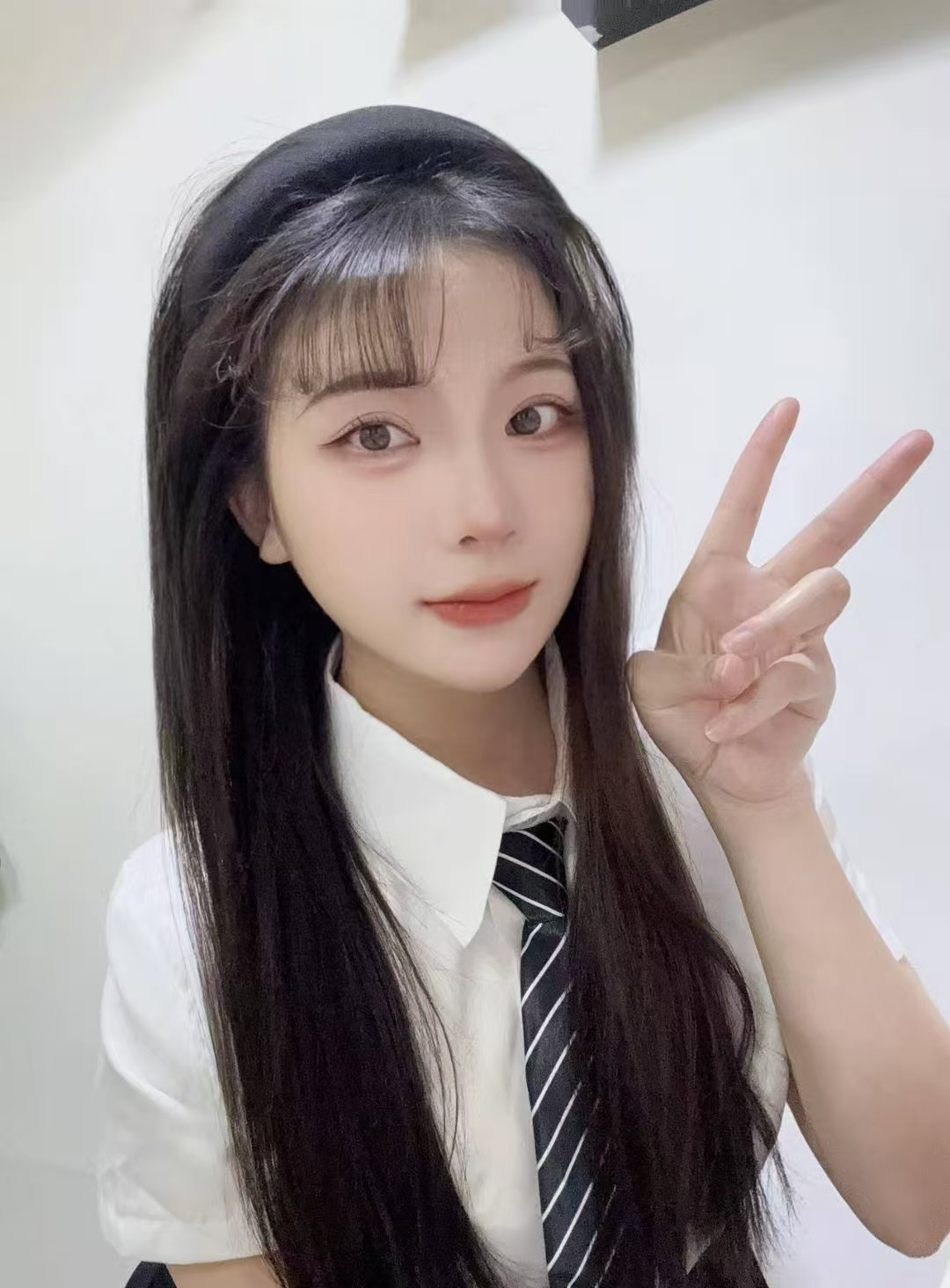 白嫩制服甜妹小美