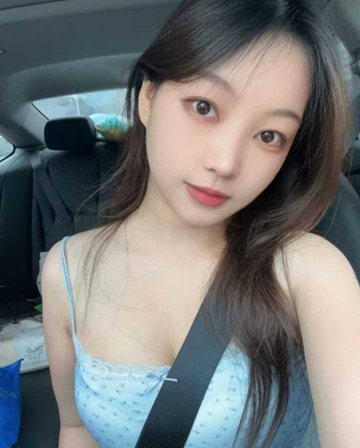 白嫩丰润甜妹元元