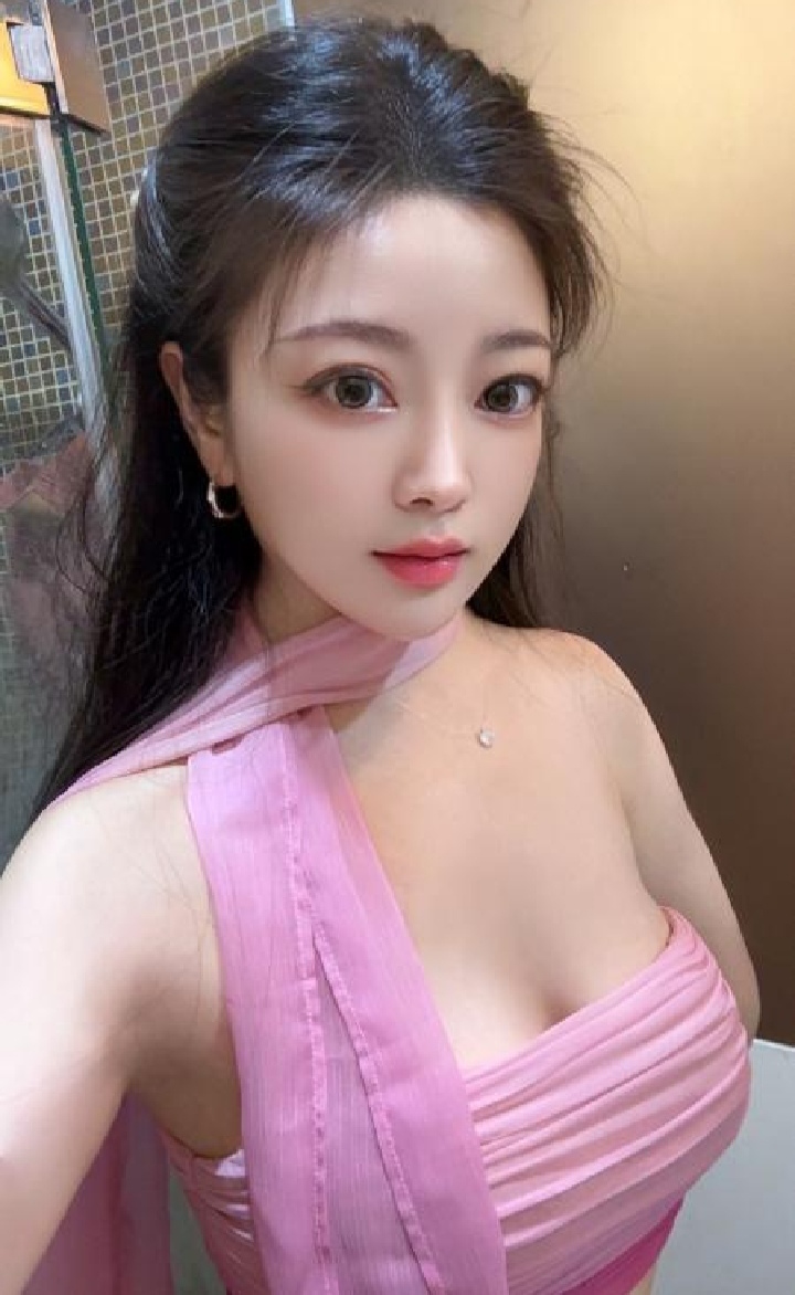 丰满性感美妞柒柒