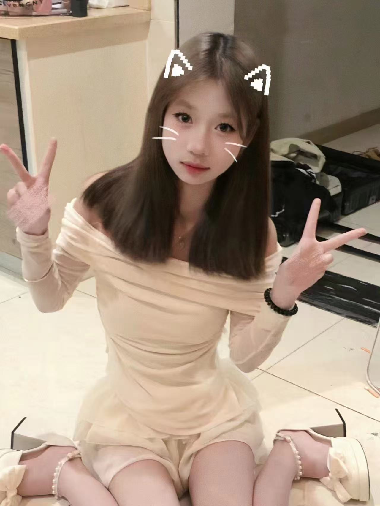 粉嫩白皙小倪儿