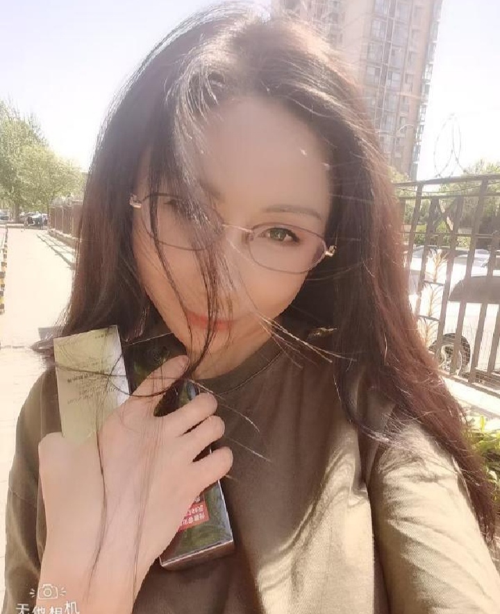 成寿寺大奶眼镜妞