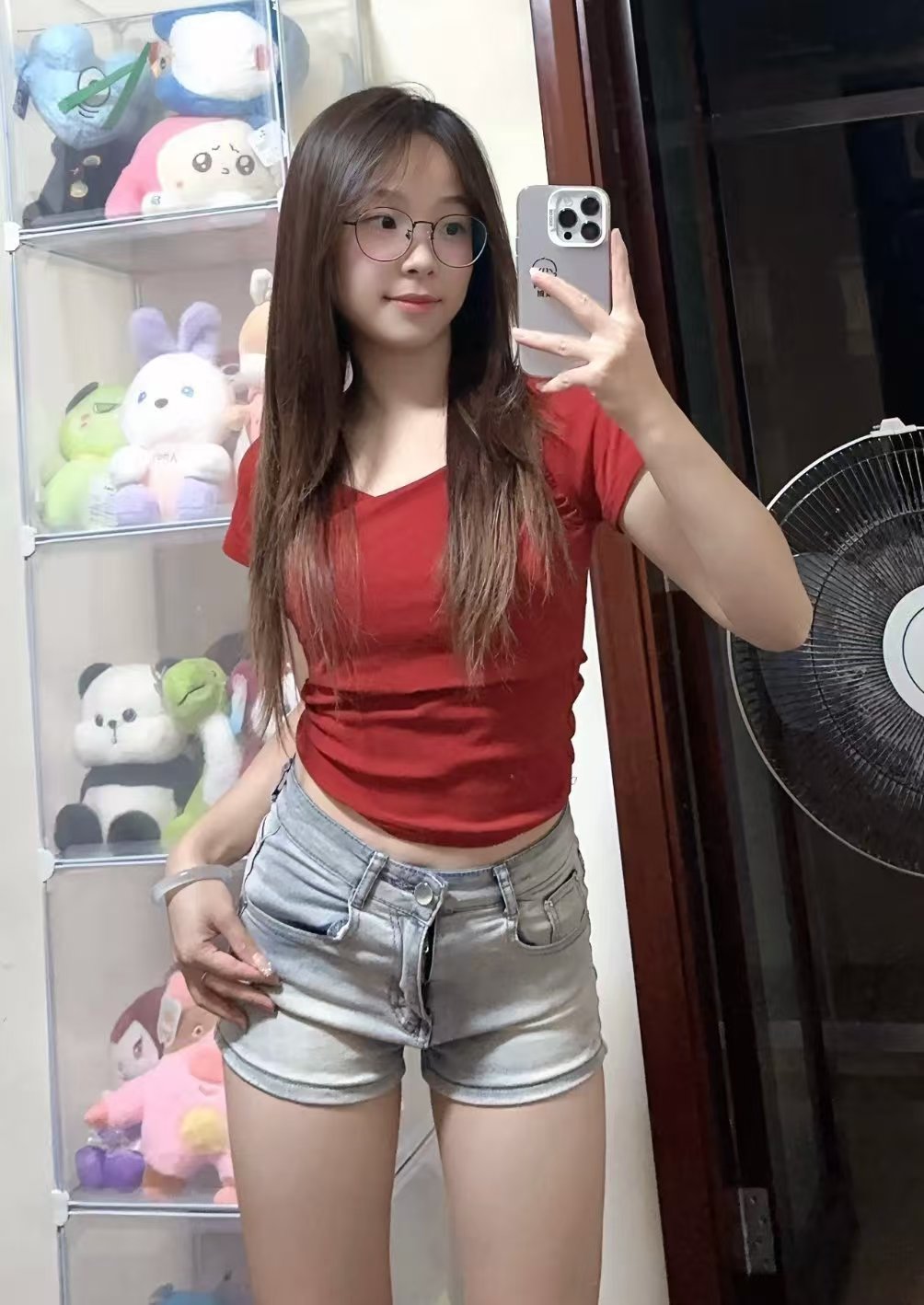 番禺丰满眼镜嫩妹彤彤