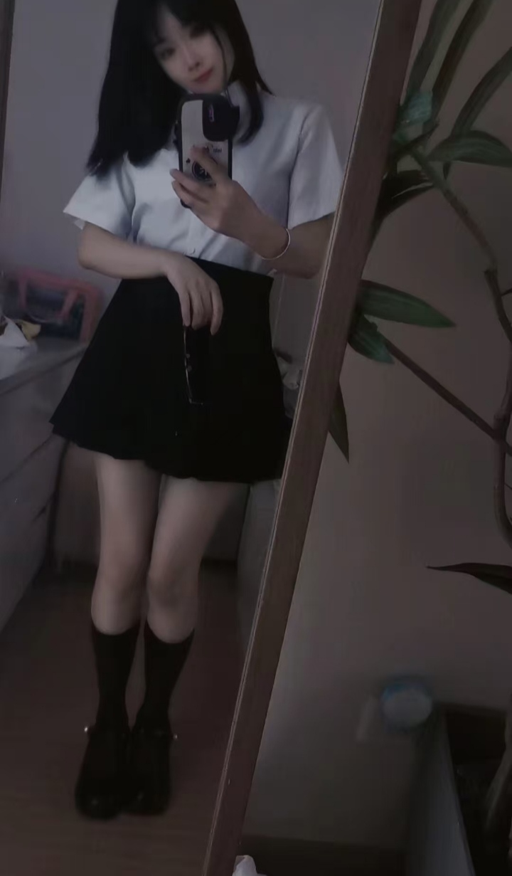 白嫩眼镜甜妹萌萌