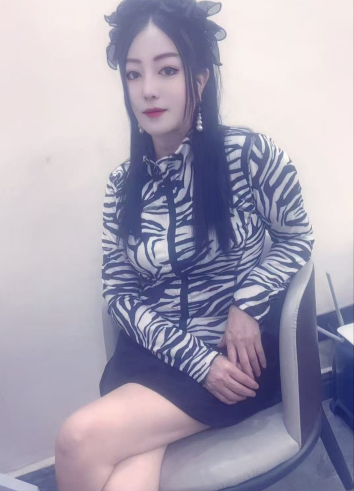 张江长腿御姐小美