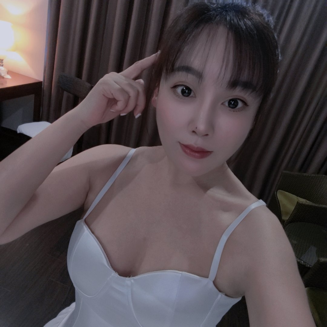 丰满诱人辣妹安娜