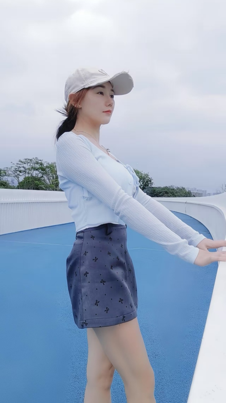 美腿大白奶御姐小雅