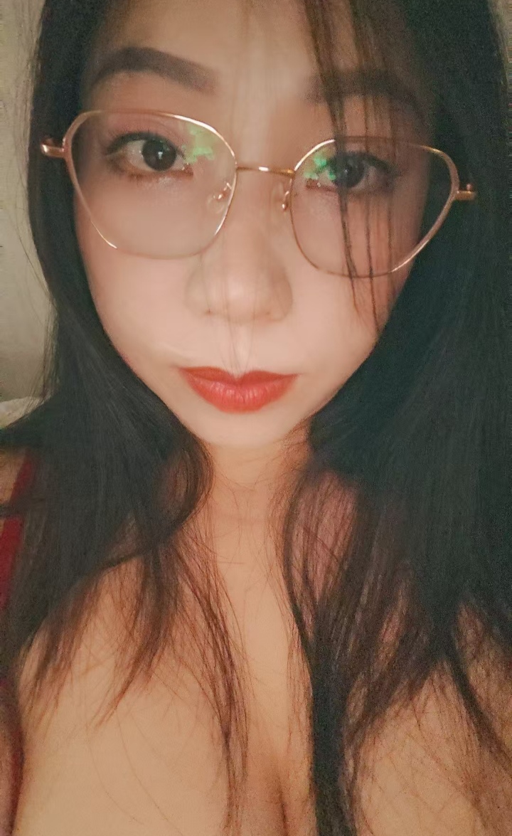 大肉弹眼镜辣妹佳佳