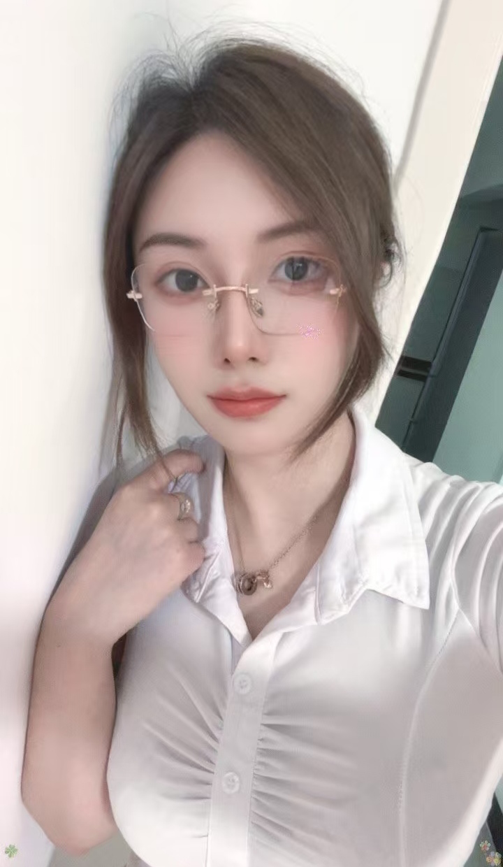 丰满白嫩眼镜美妞selina