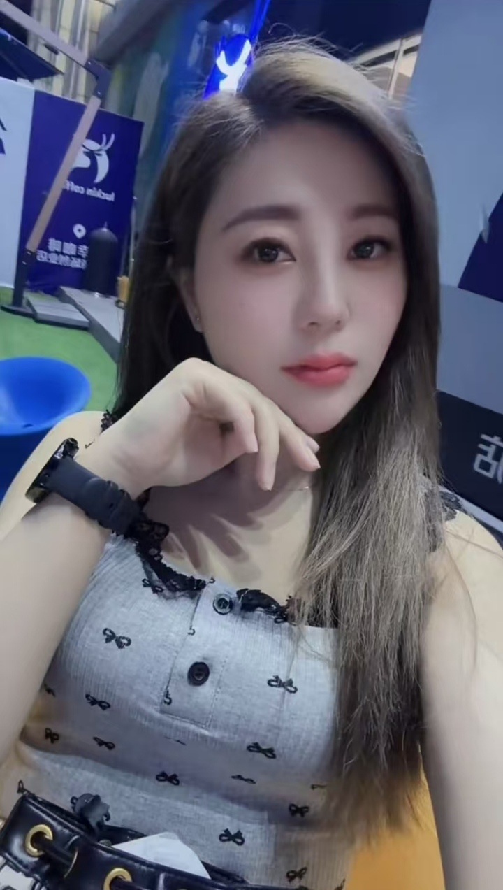 白嫩运动系美妞颜玉