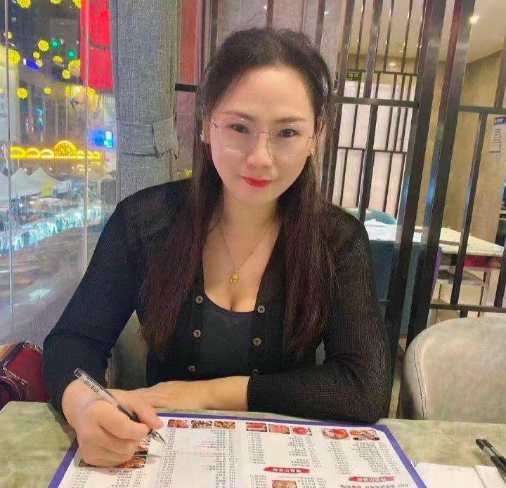 爆乳眼镜辣妹大小姐