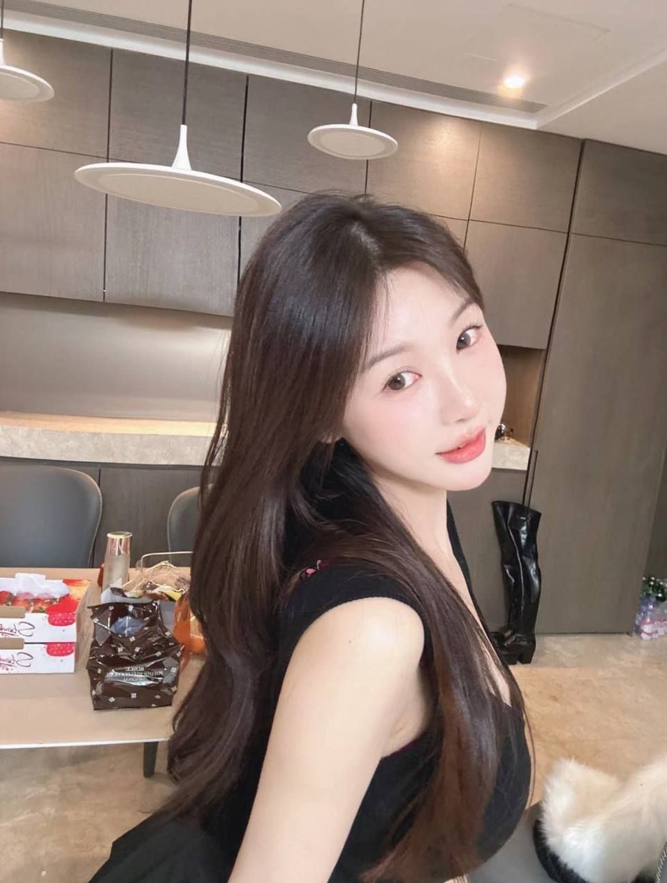 刚下海的嫩妹，胸大皮肤白