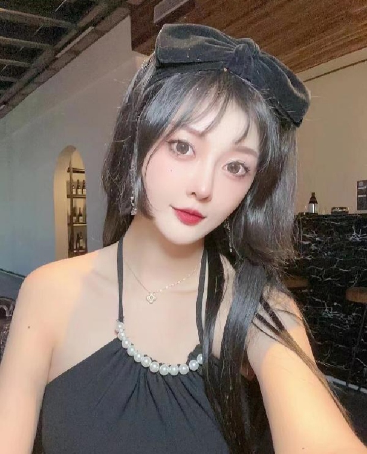 炸裂身材小语老师