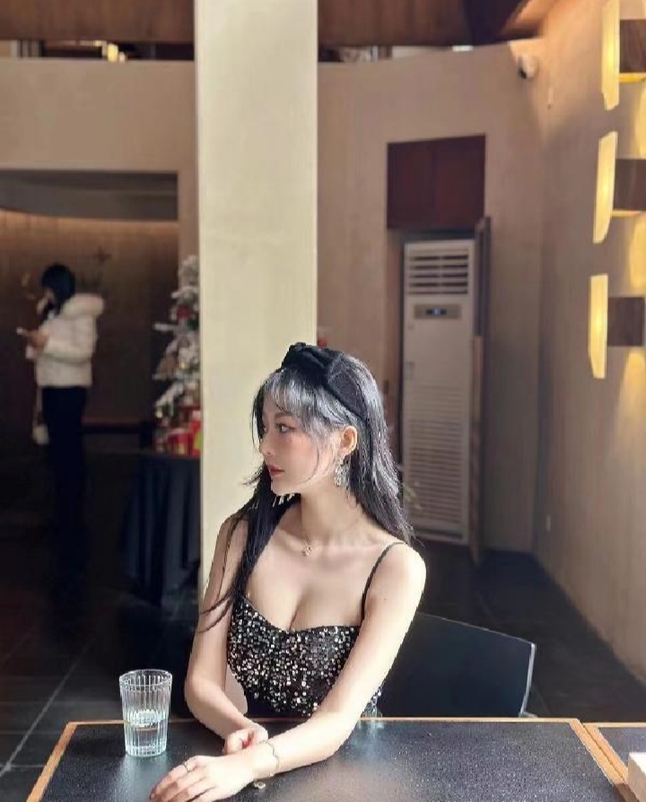 炸裂身材小语老师