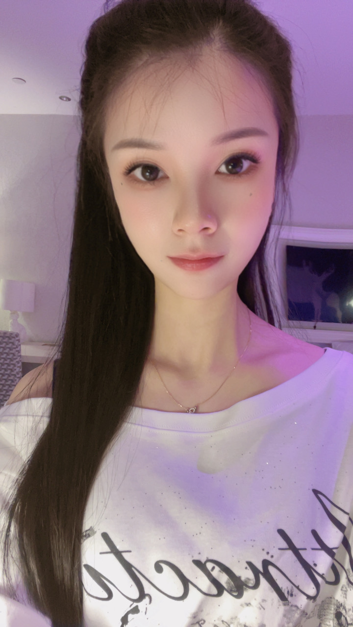 五官精致的美女