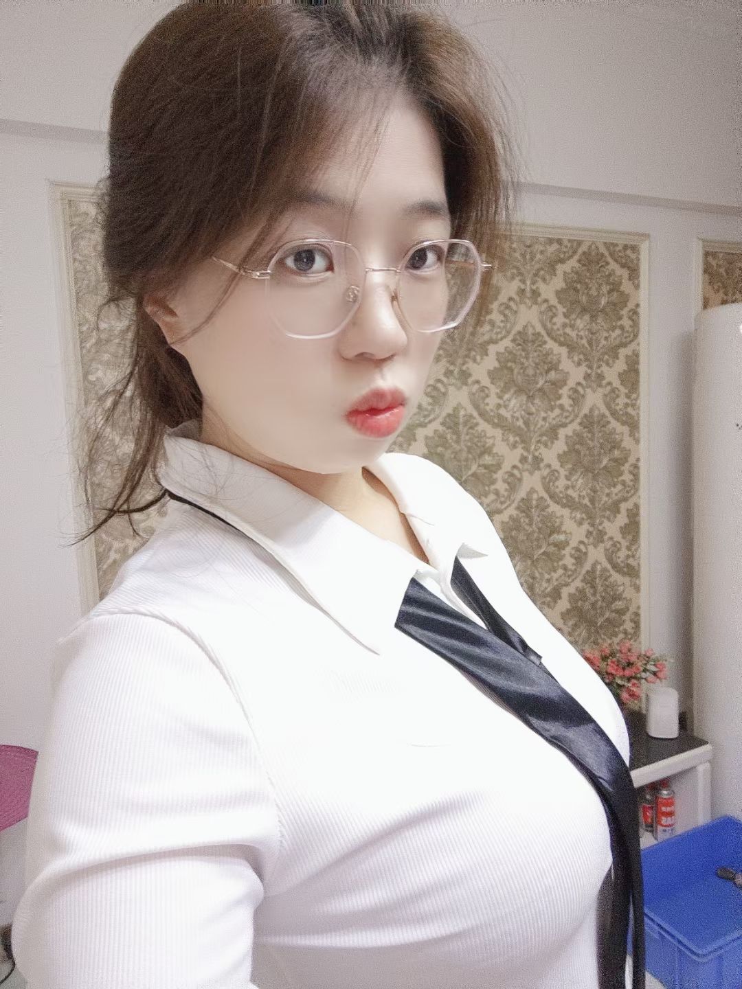 长安丰满眼镜妞鱼儿