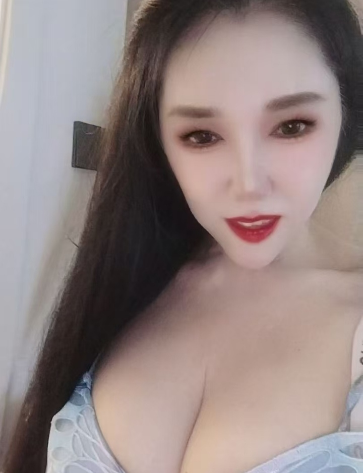 爆乳轻熟女依依