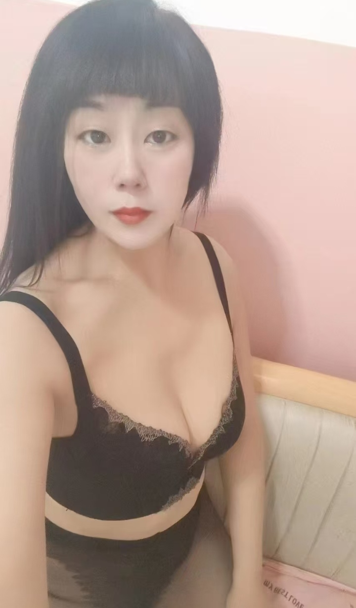 服务系美乳小姐姐