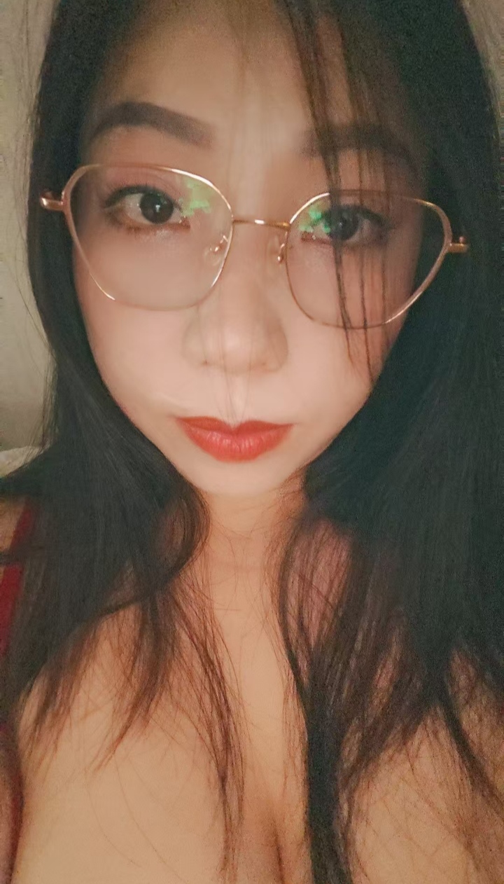 大肉弹眼镜辣妹佳佳