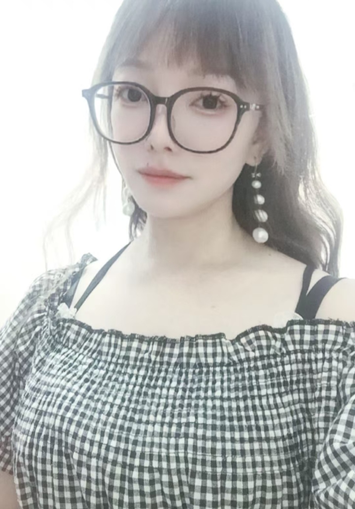 美艳眼镜少妇小艺