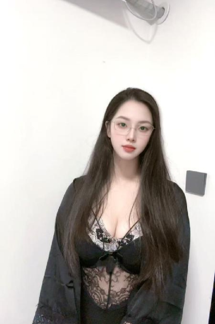 美乳眼镜御姐明媚儿