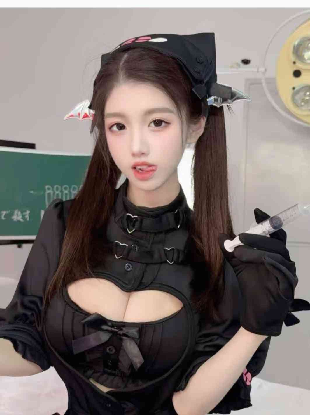 兼职童颜巨乳嫩妹微微