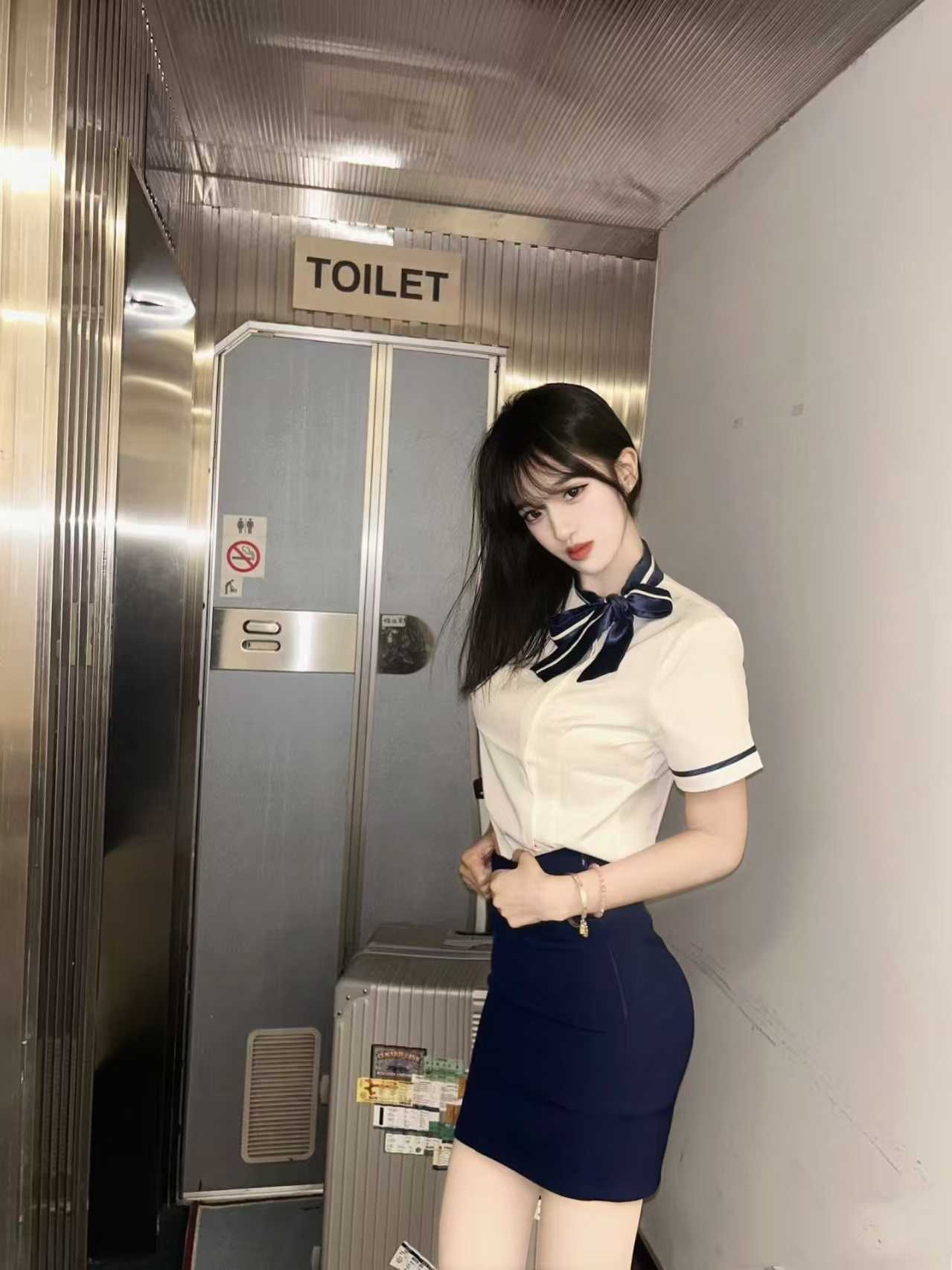 眼神会拉丝的嫩妹，颜值高皮肤白