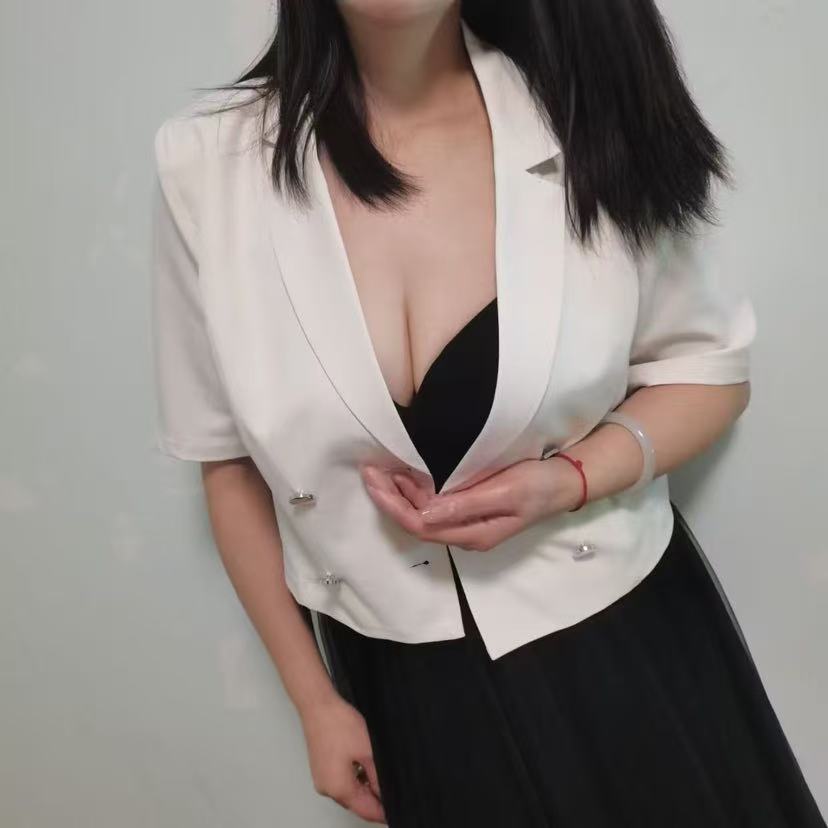 黑色性感小群带，屁股翘