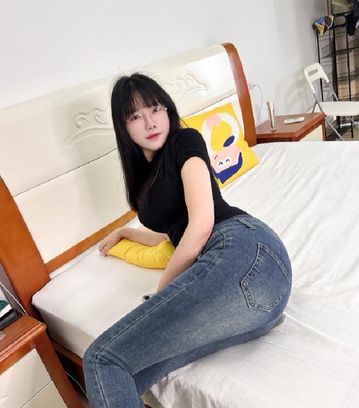 极品美臀眼镜少妇