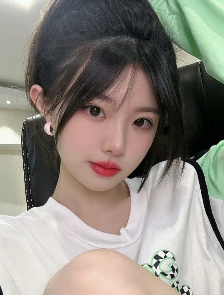 白嫩惹火辣妹萍萍