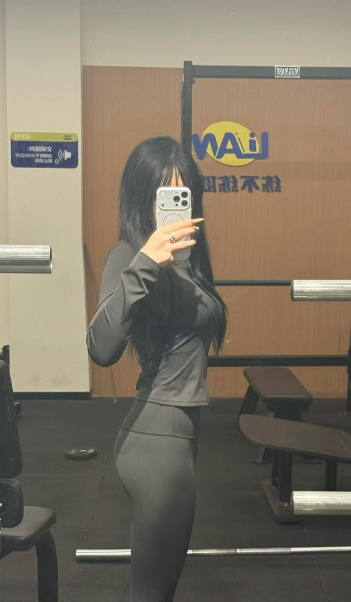 惹火身材瑜伽老师佳佳