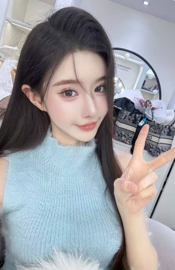 白嫩清新小女友依依