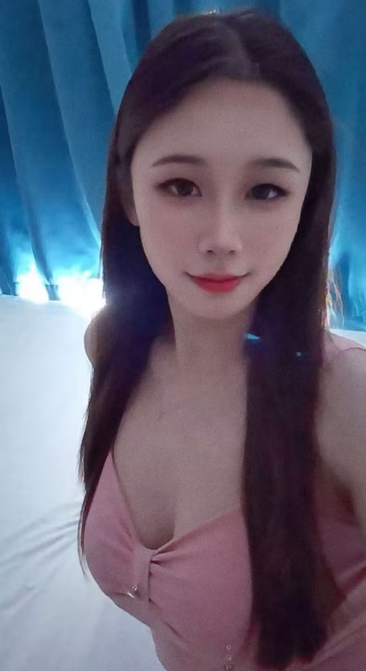 白嫩兼职辣妹小美