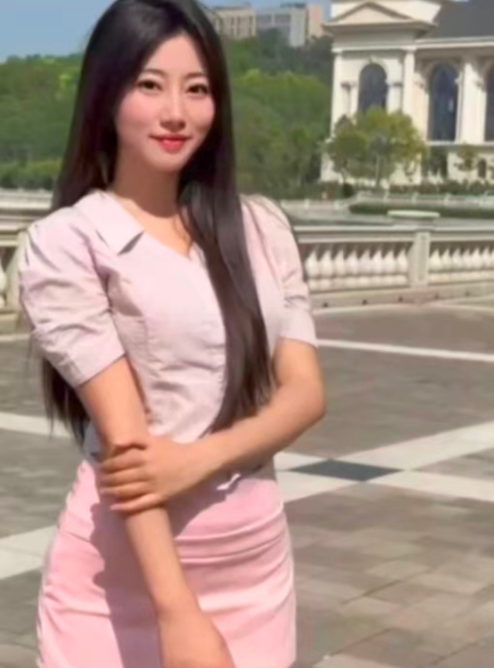 白嫩兼职甜妹苏桐