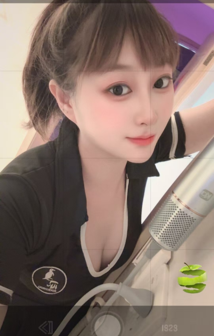 美艳丰满小姐姐程程