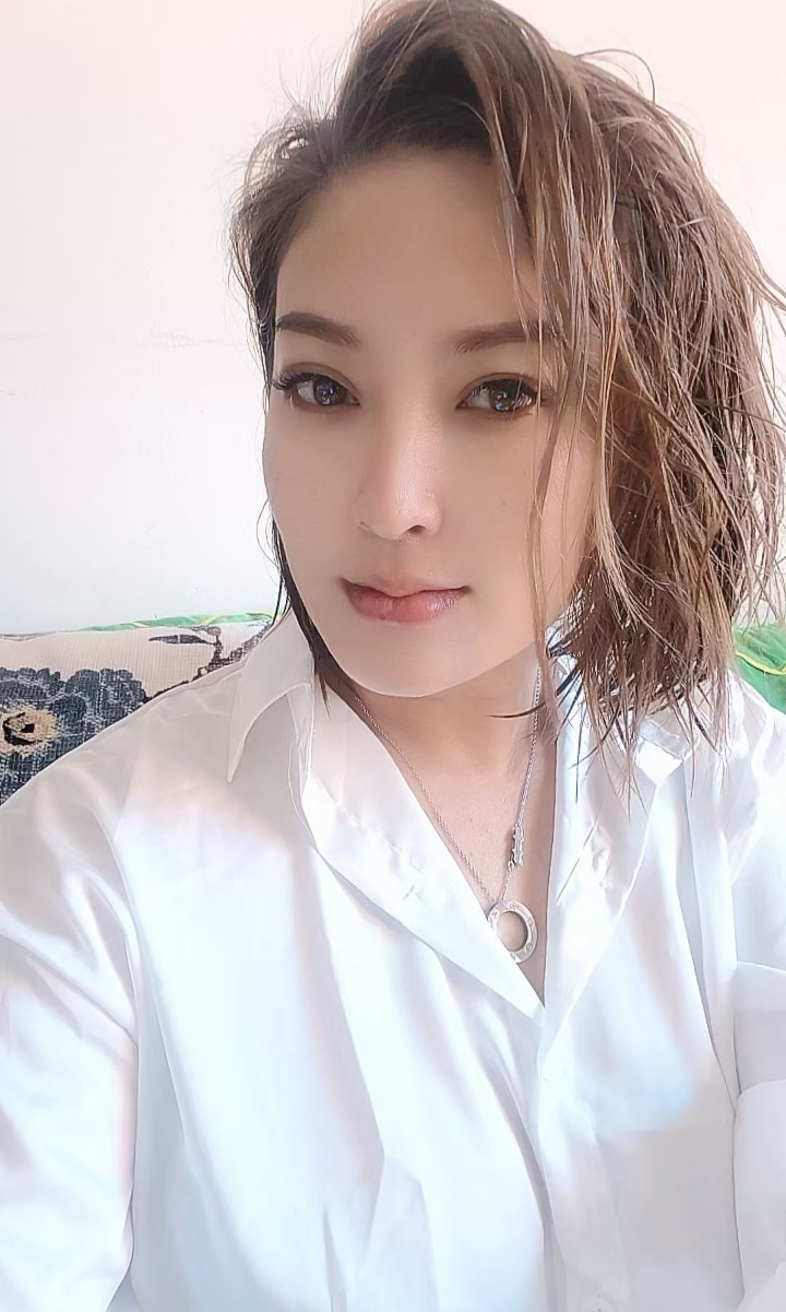 丰满黑丝小少妇淡然