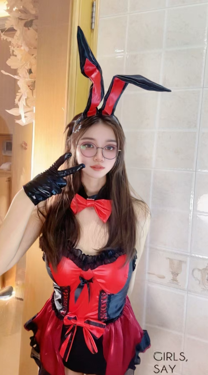 一字马眼镜辣妹琴琴