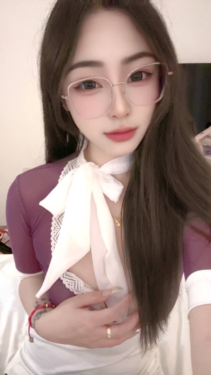 上海眼睛小美女