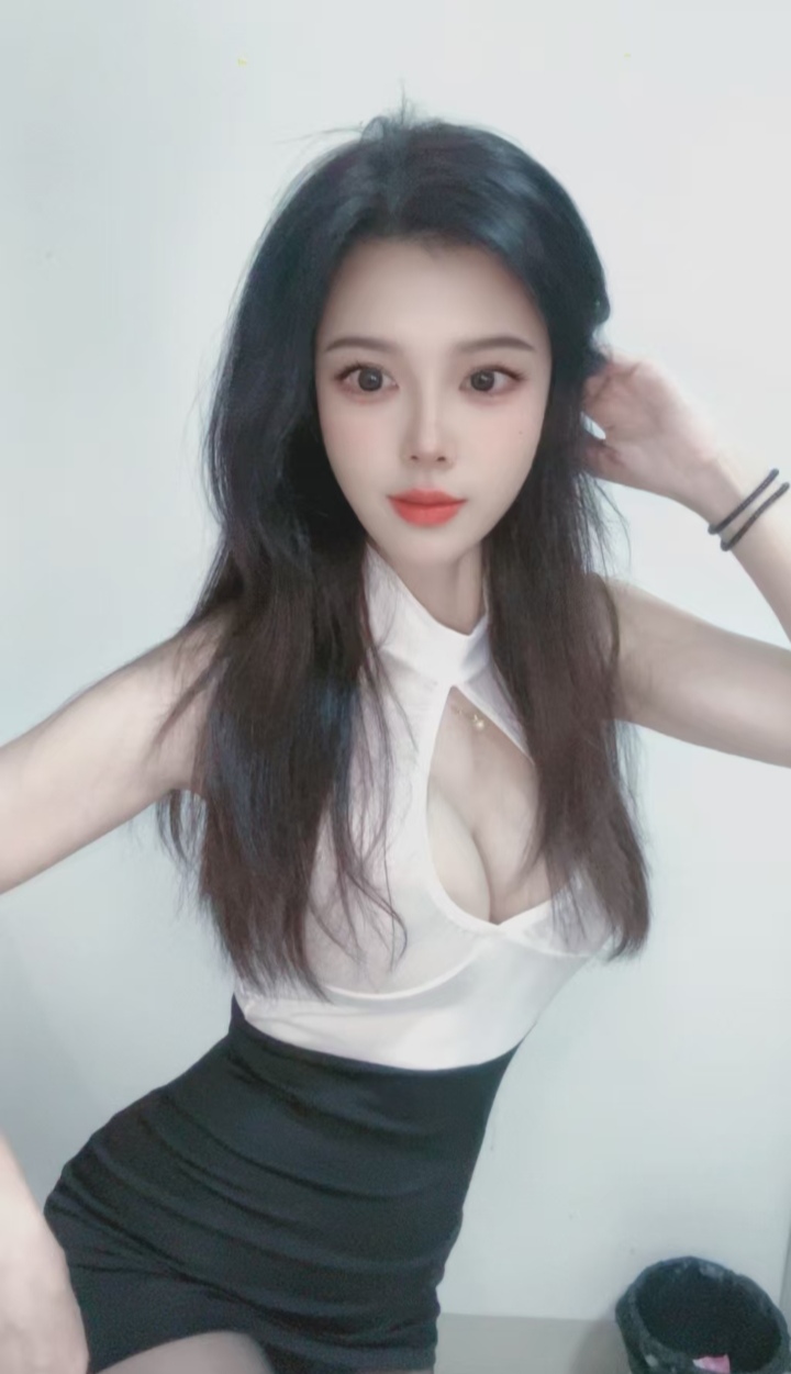 白云丰满性感辣妹依依