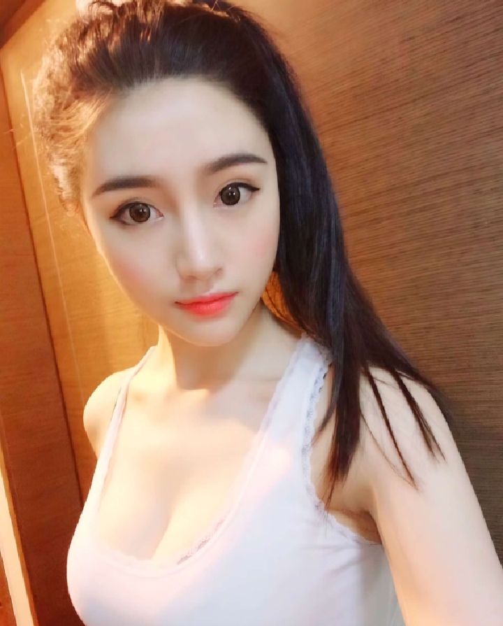 小店美乳辣妹一菲