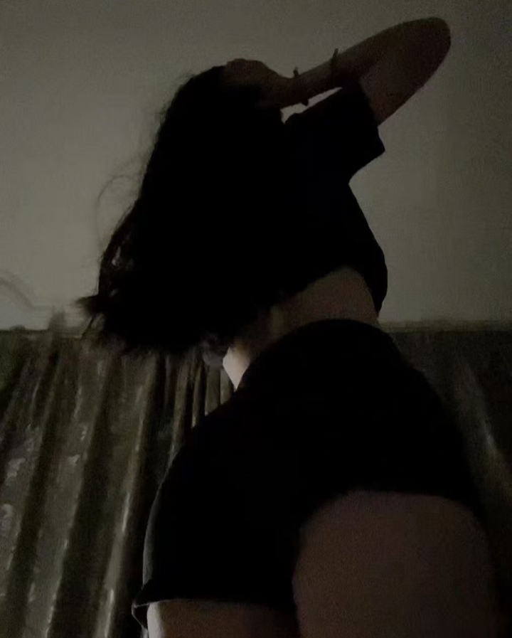 美白长腿辣妹依依