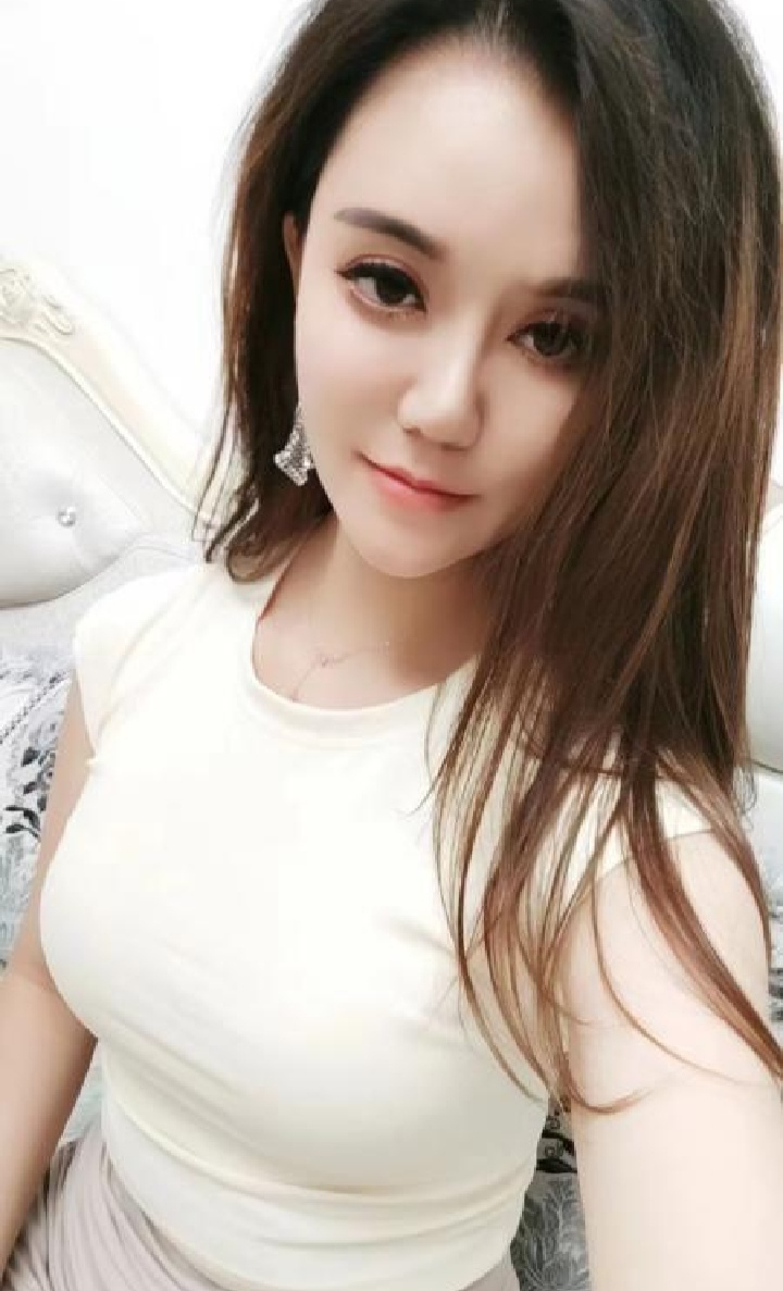 前凸后翘混血辣妹