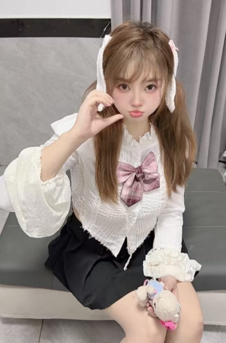 上城白嫩制服甜妹抱抱