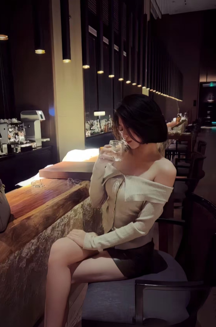 金融城白嫩兼职美妞七七