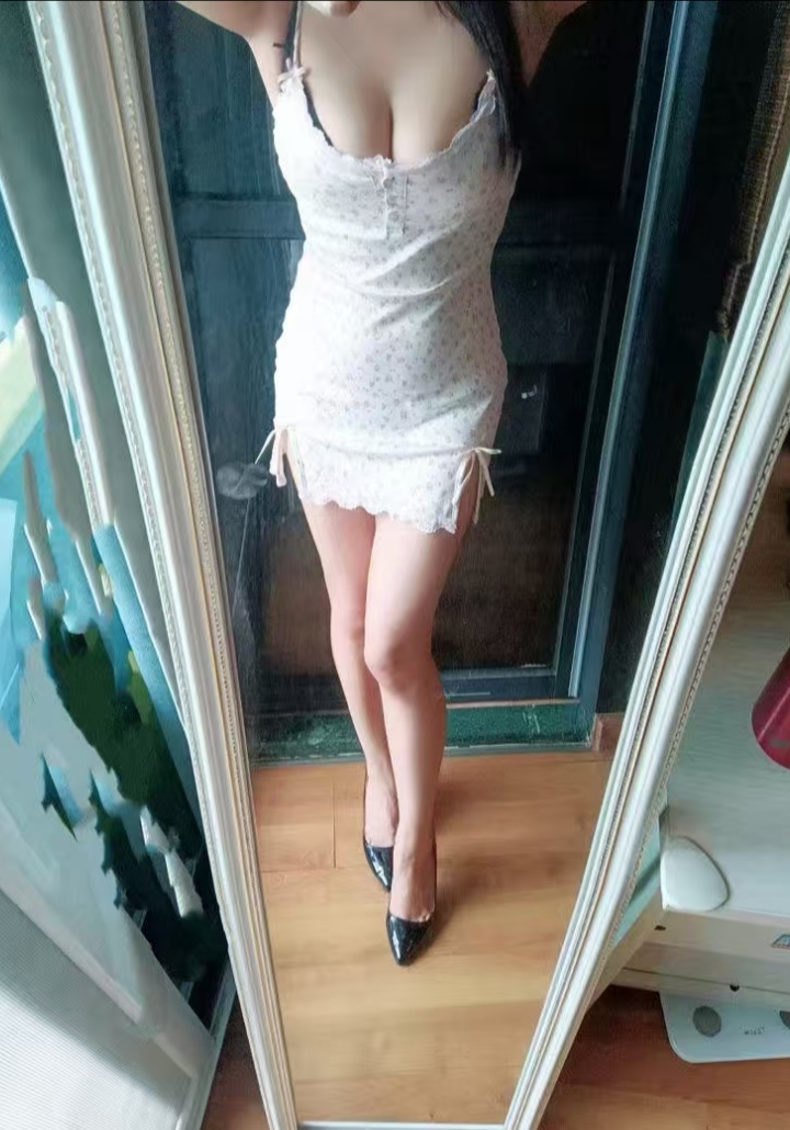 美艳爆乳御姐玫瑰